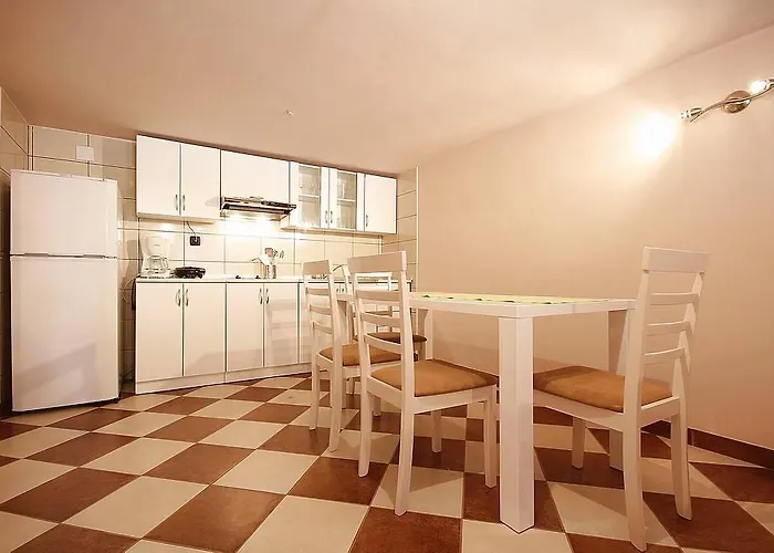 Danijel Apartman *